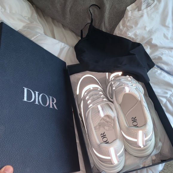 Dior b22’s size 44/ 11US. Fits if u wear a 10 or 10.5 as well perfectly - Picture 4 of 5